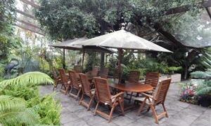 DINING IN THE GARDEN WHAT’S NICER THAN EATING OUTSIDE IN A TROPICAL GARDEN